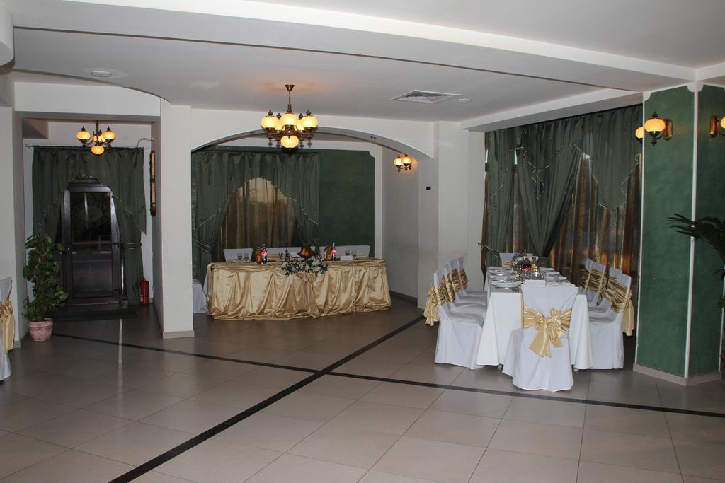 Hotel Royal 2 Urziceni Exterior photo