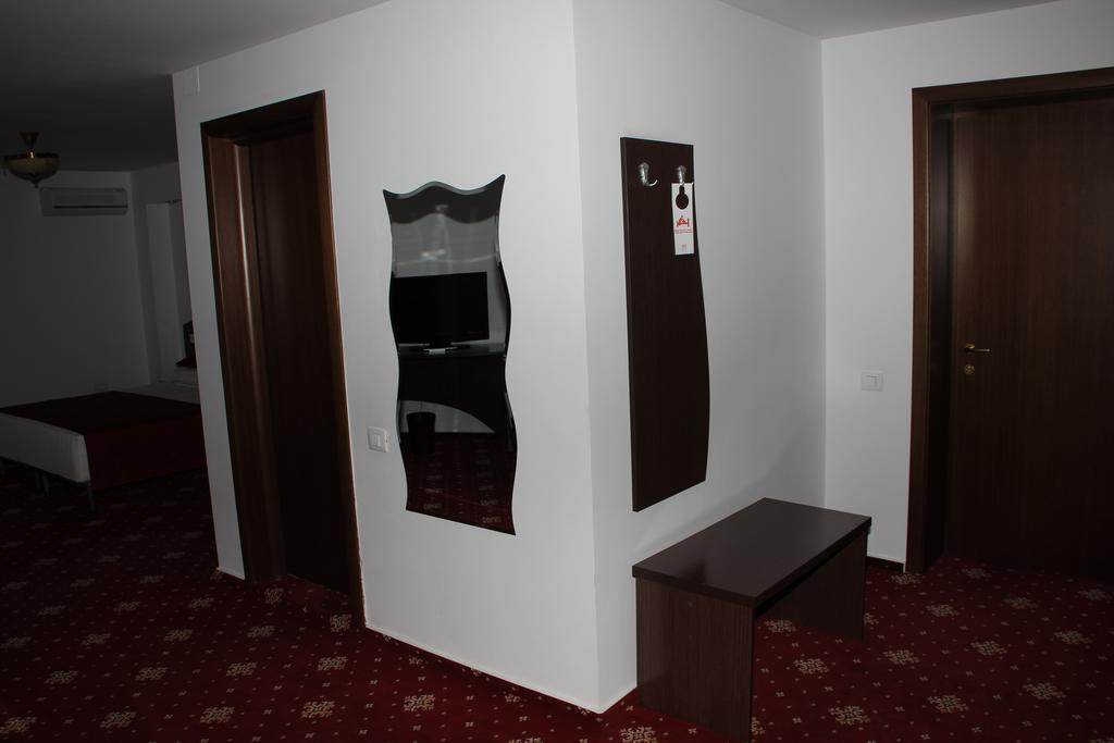 Hotel Royal 2 Urziceni Room photo