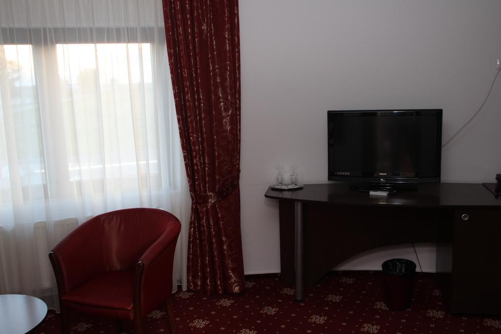 Hotel Royal 2 Urziceni Exterior photo